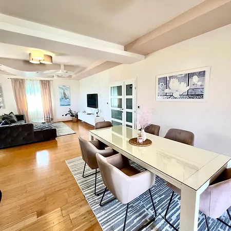 Lupe Apartment *